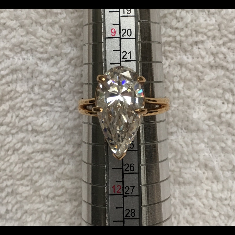 Large Pear Shaped Diamonaire atom set on gold